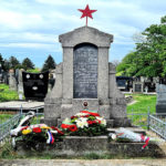 položeni cveće i venci na spomeniku kapetanu Vladimiru Leontijeviču Gušči i spomeniku sovjetskim pilotima.